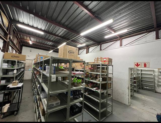 1,300M² WAREHOUSE TO LET IN FERNDALE